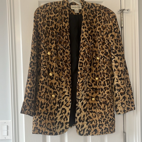 Bloomingdale’s 100% silk lined double breasted blazer. Size 4. - Picture 5 of 7